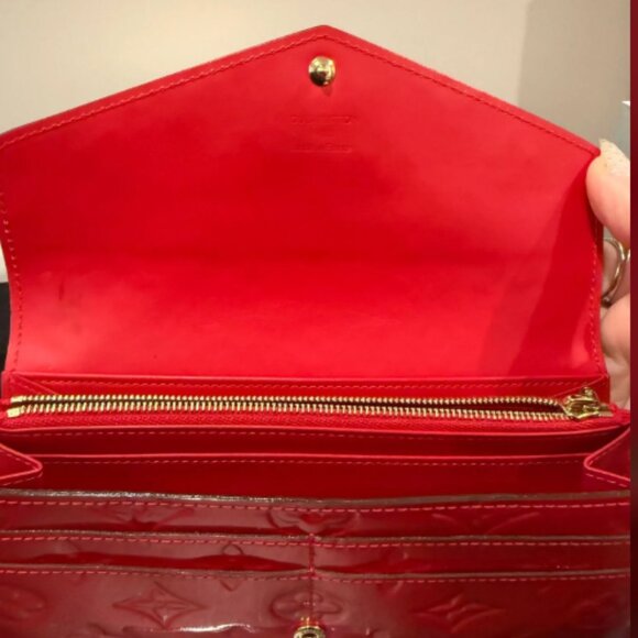 LV011. Louis Vuitton, Vernis Monogram Sarah Envelope Wallet, Red - Picture 3 of 5